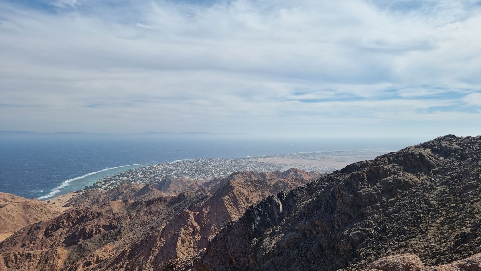 Eine Bergwanderung bietet fantastische Aussichten auf ganz Dahab