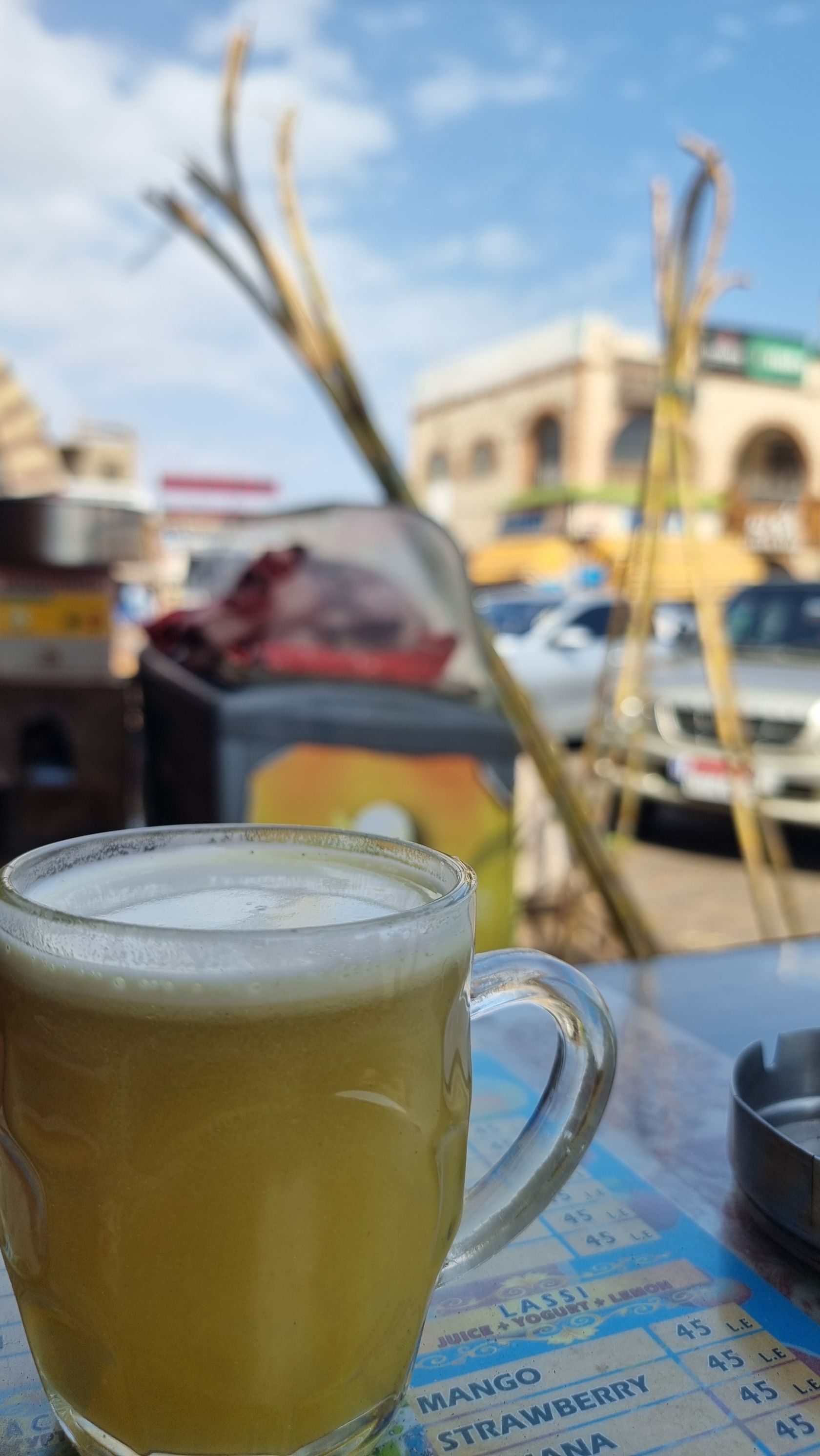 Frisch gepresster Zuckerrohrsaft mit Blick auf den Assala Square