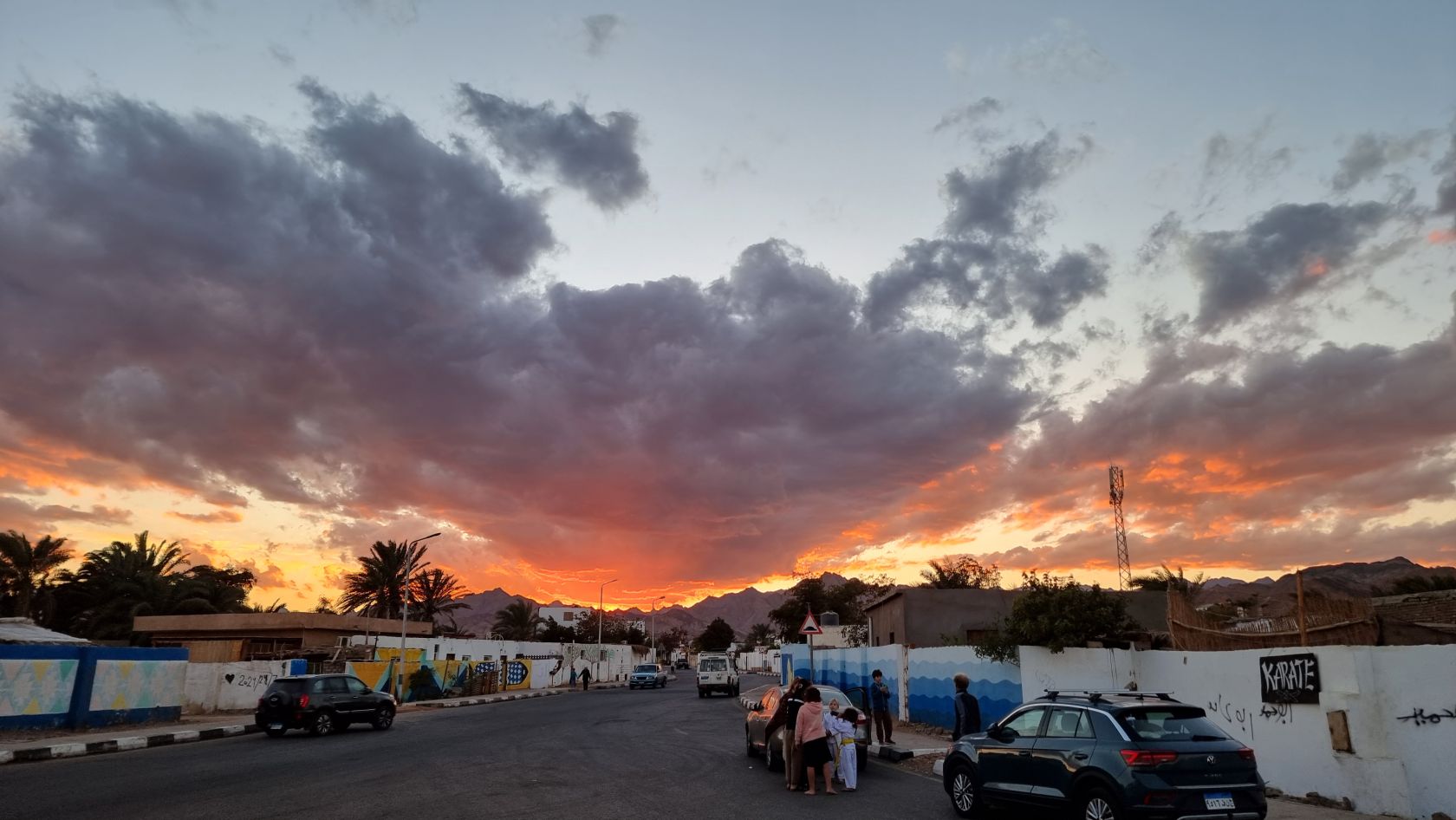 In Dahab kann man allabendlich dramatische Sonnenuntergänge über den Bergen beobachten