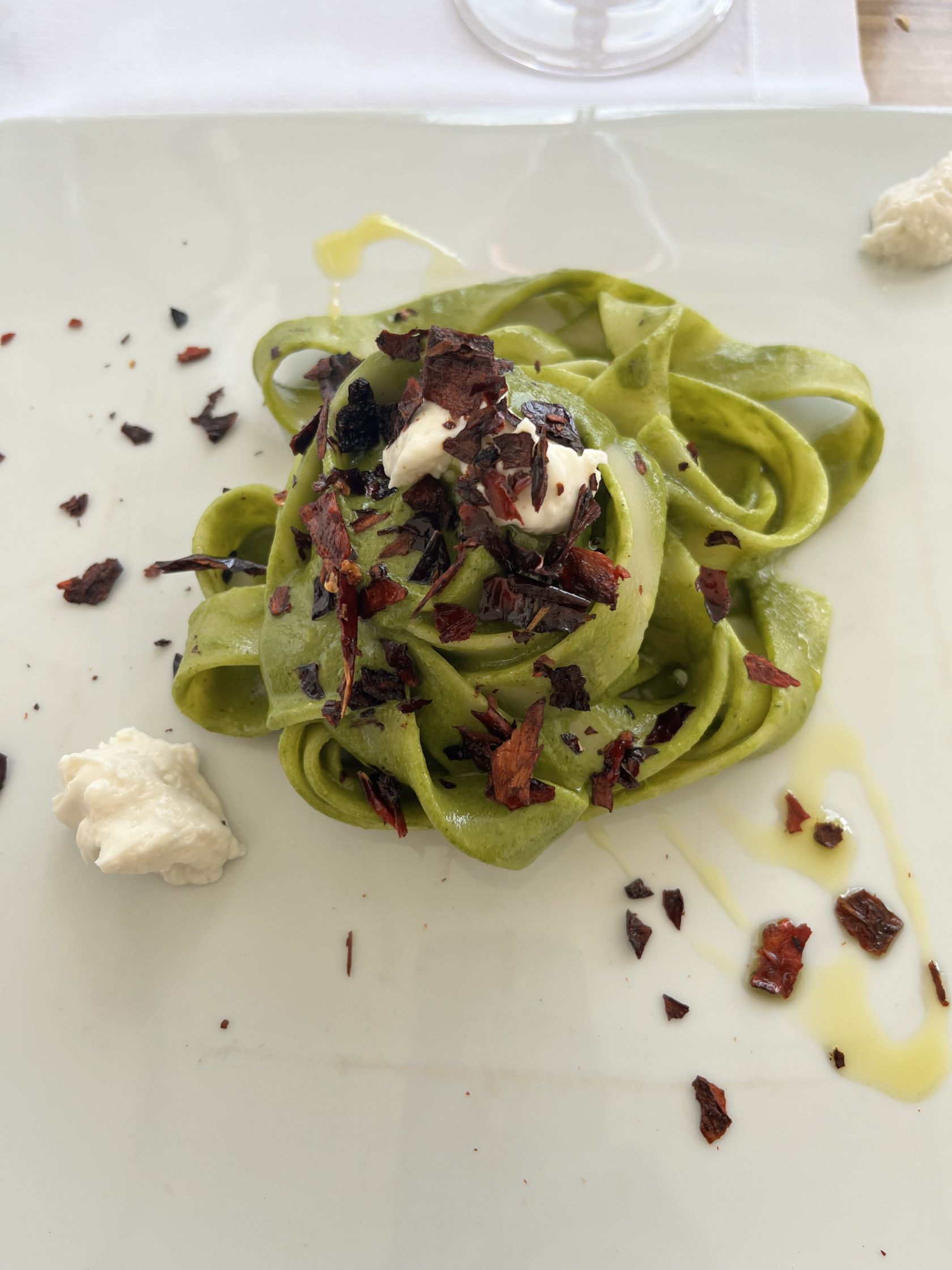 Frische Pasta im Pesto di Pistacchio
