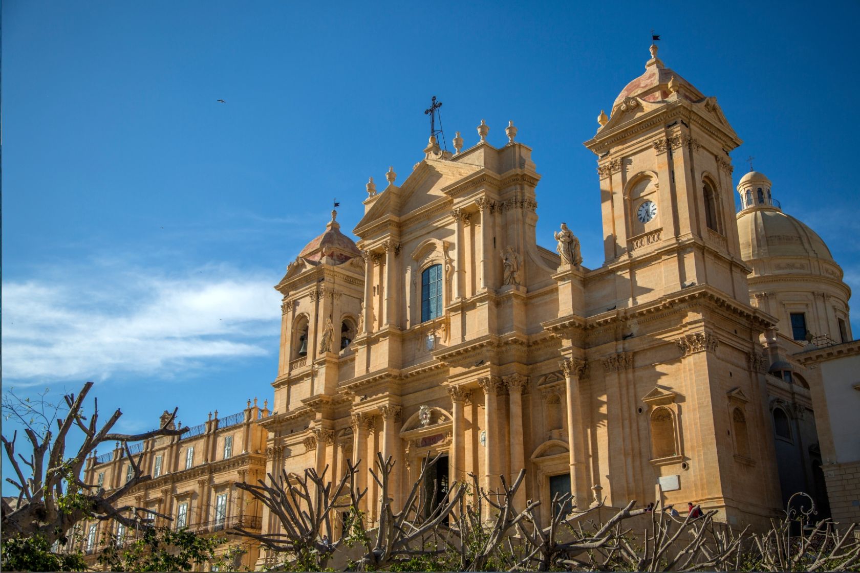 Die Kathedrale San Nicolò in Noto ist eines der Wahrzeichen des hübschen Barockstädtchens