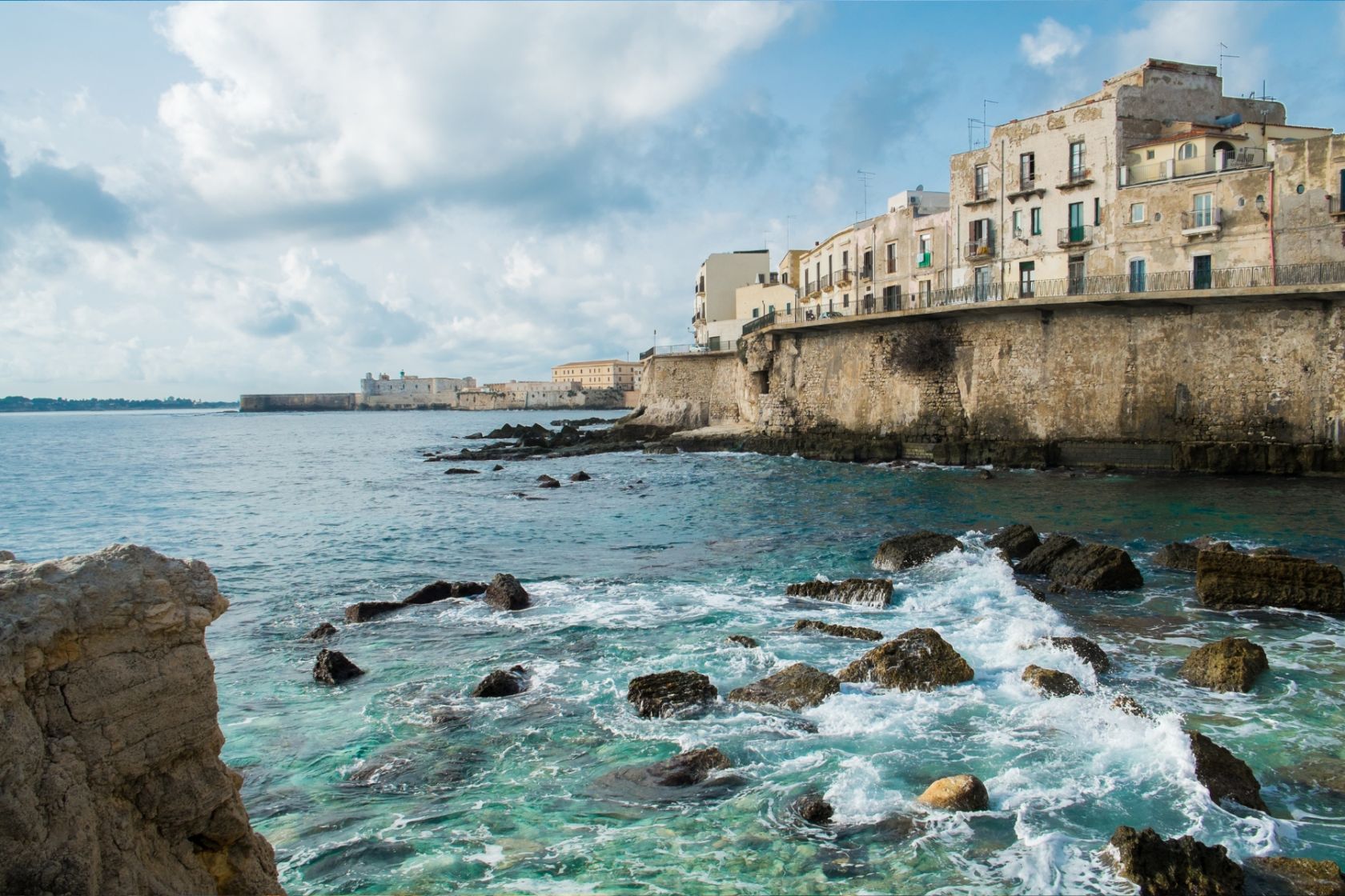 Ortigia, die historische Altstadt von Syrakus, liegt auf einer Insel