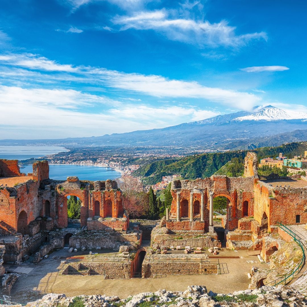 Vom römisch-griechischen Theater in Taormina genießt man eine einzigartige Aussicht
