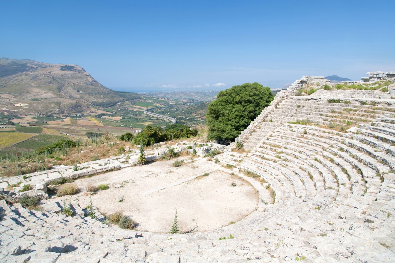 Das griechische Theater in Segesta bietet einen perfekten Panoramablick über die sanften Hügel