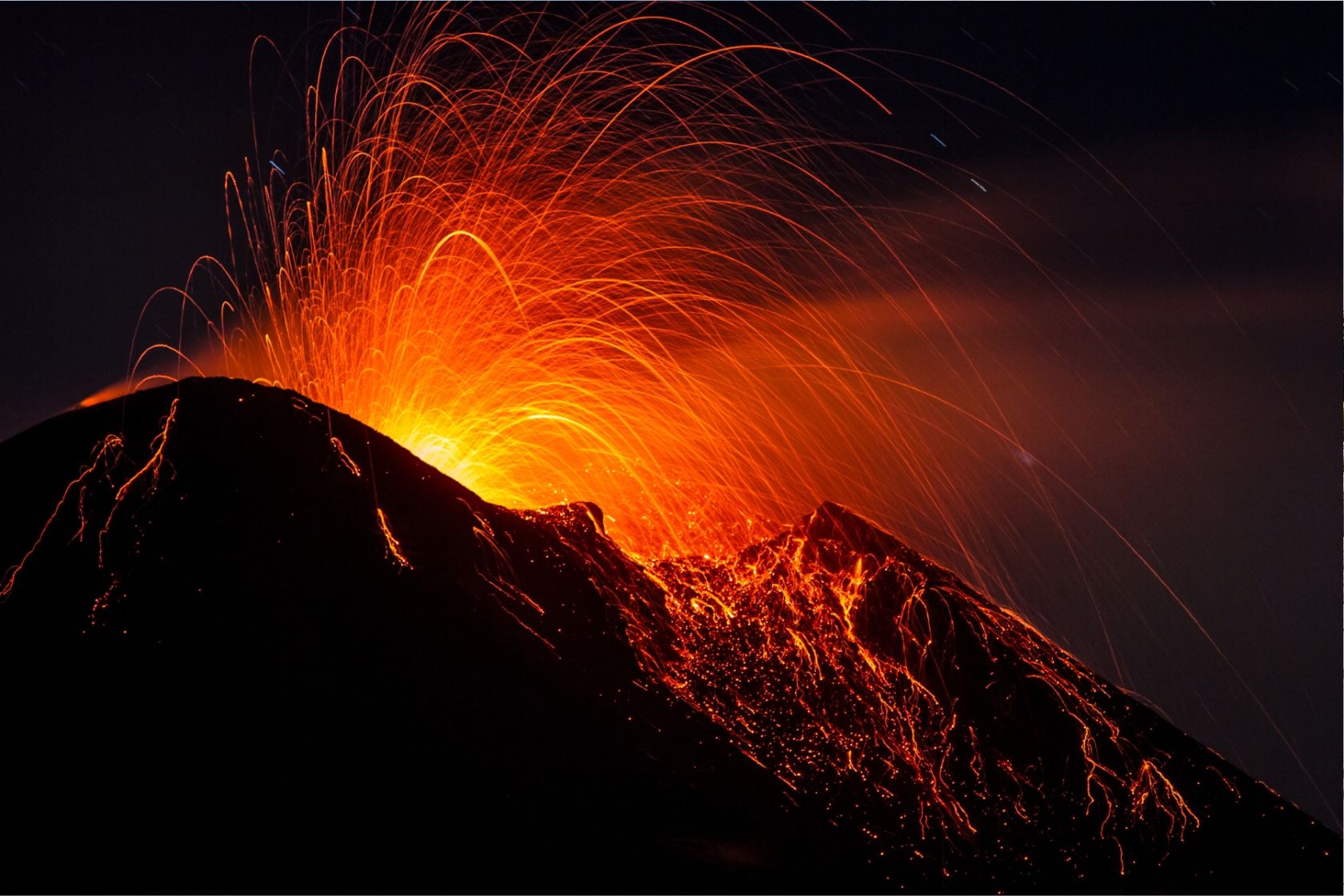 Eruptionen können jederzeit auftreten und dem staunenden Beobachter ein einmaliges Schauspiel bieten - am besten aus sicherer Entfernung