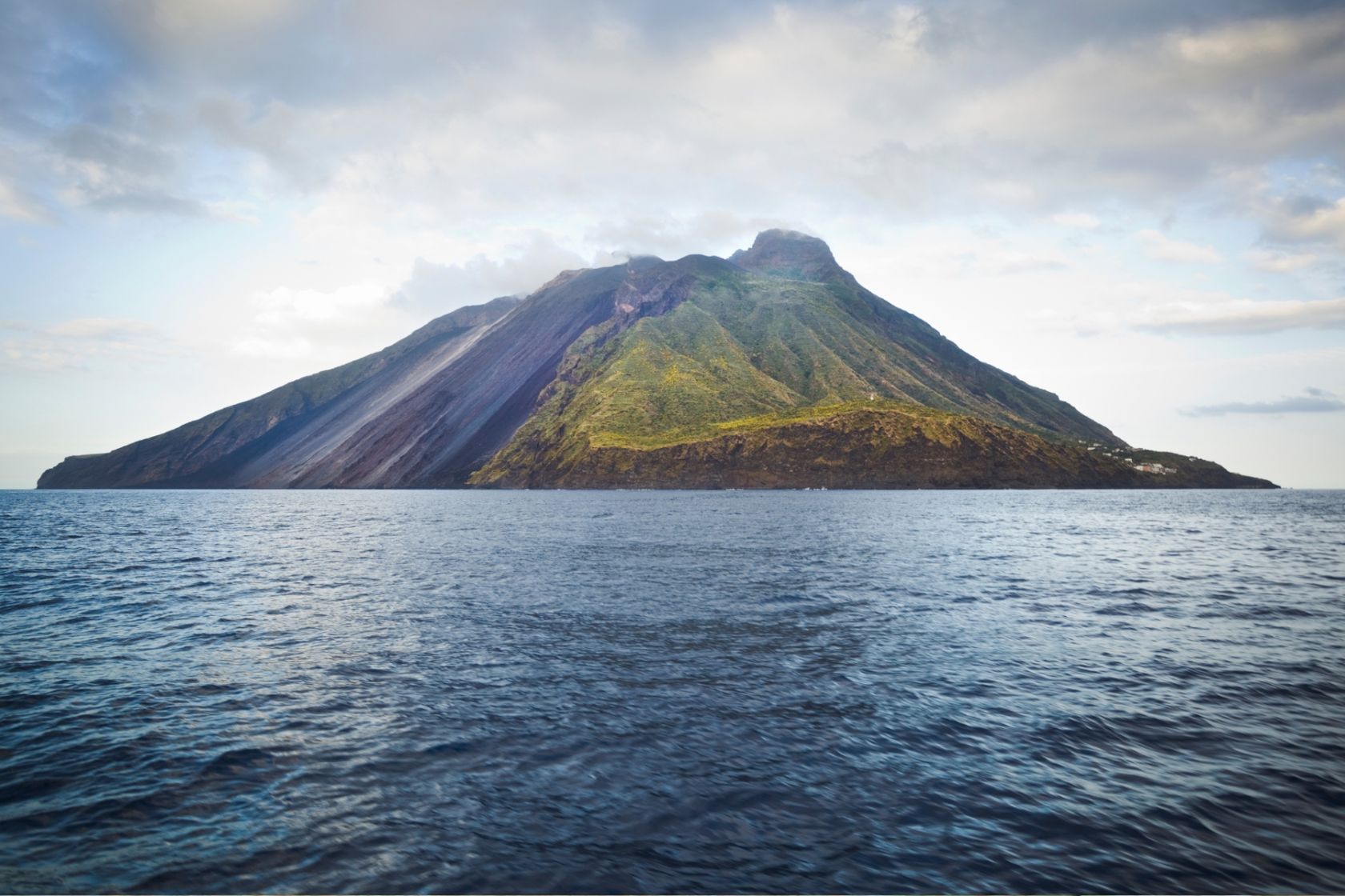Die beste Sicht auf den Stromboli sowie die gleichnamige Insel hat man vom Boot aus
