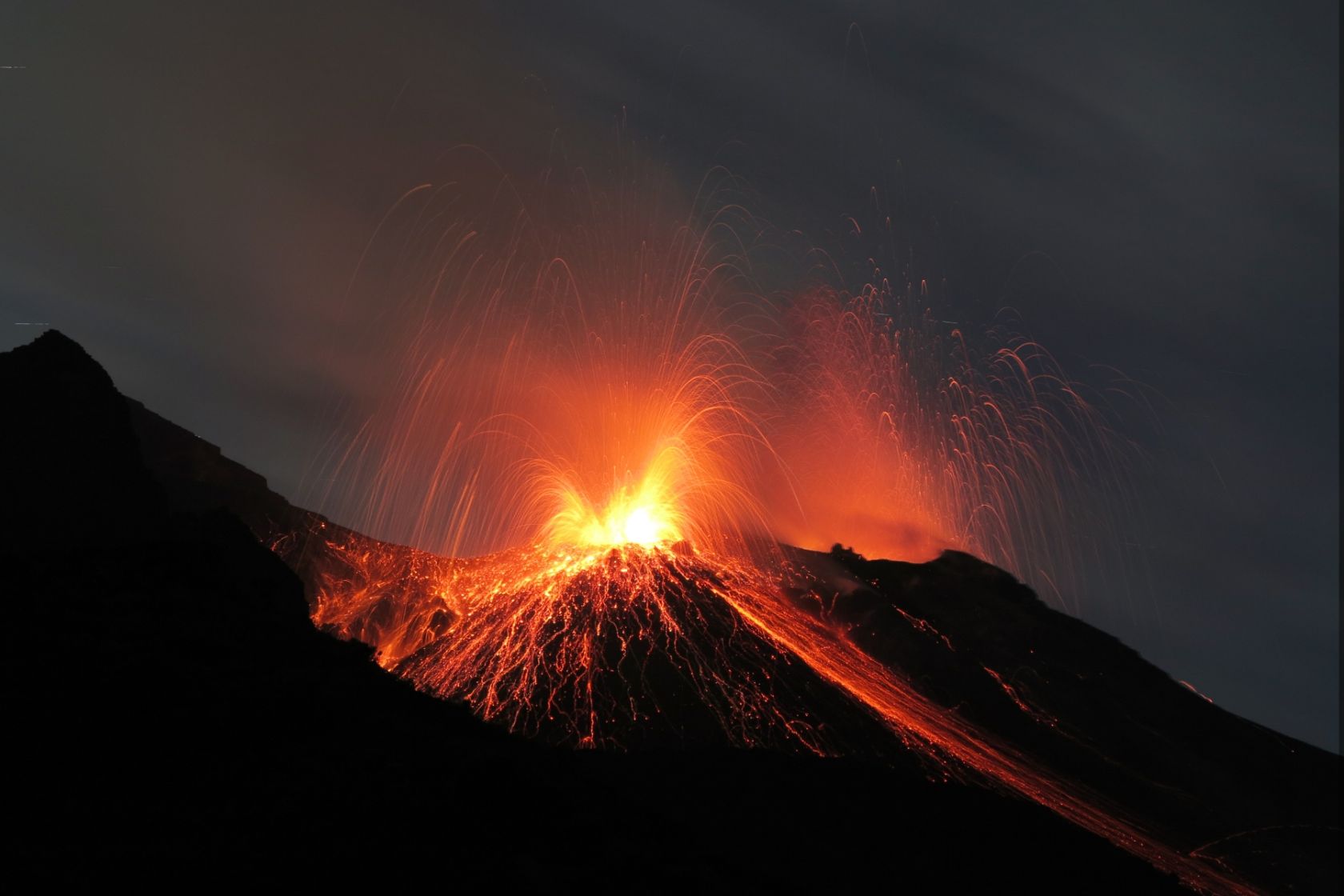 Der Stromboli ist einer der aktivsten Vulkane der Welt und spuckt mindestens alle halbe Stunde Lava aus