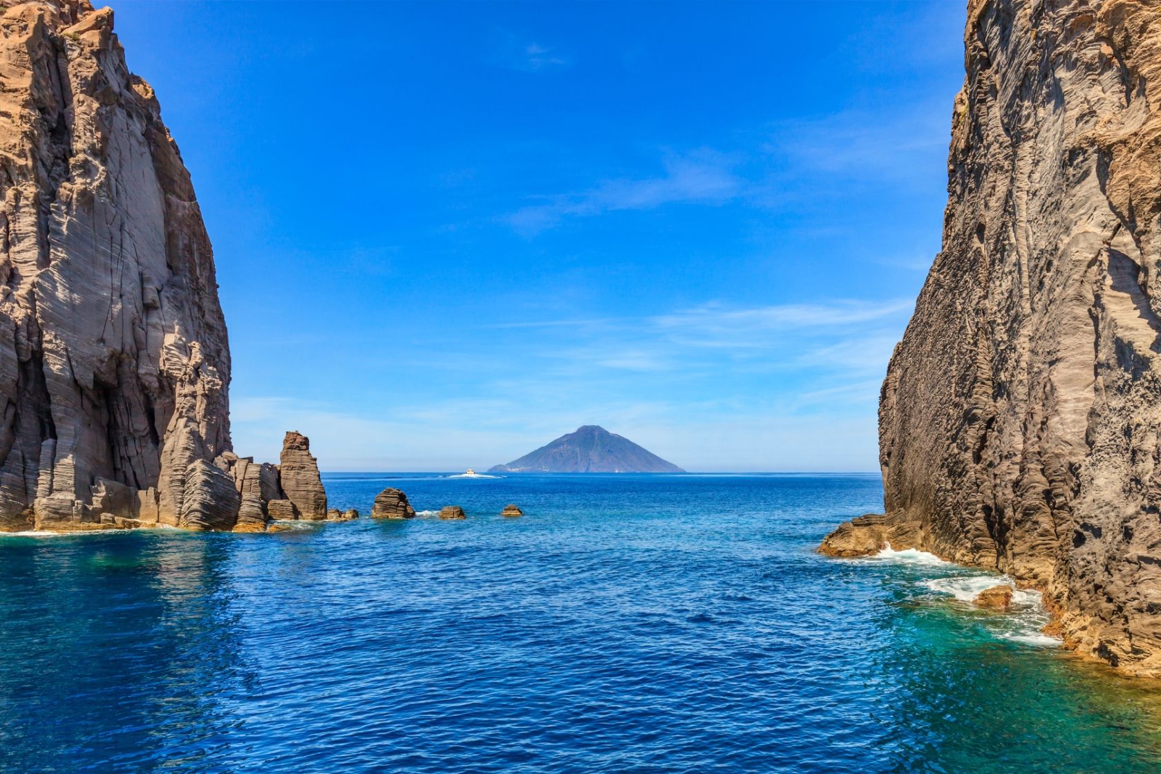Von dieser Bucht genießt man perfekte Sicht auf den Stromboli