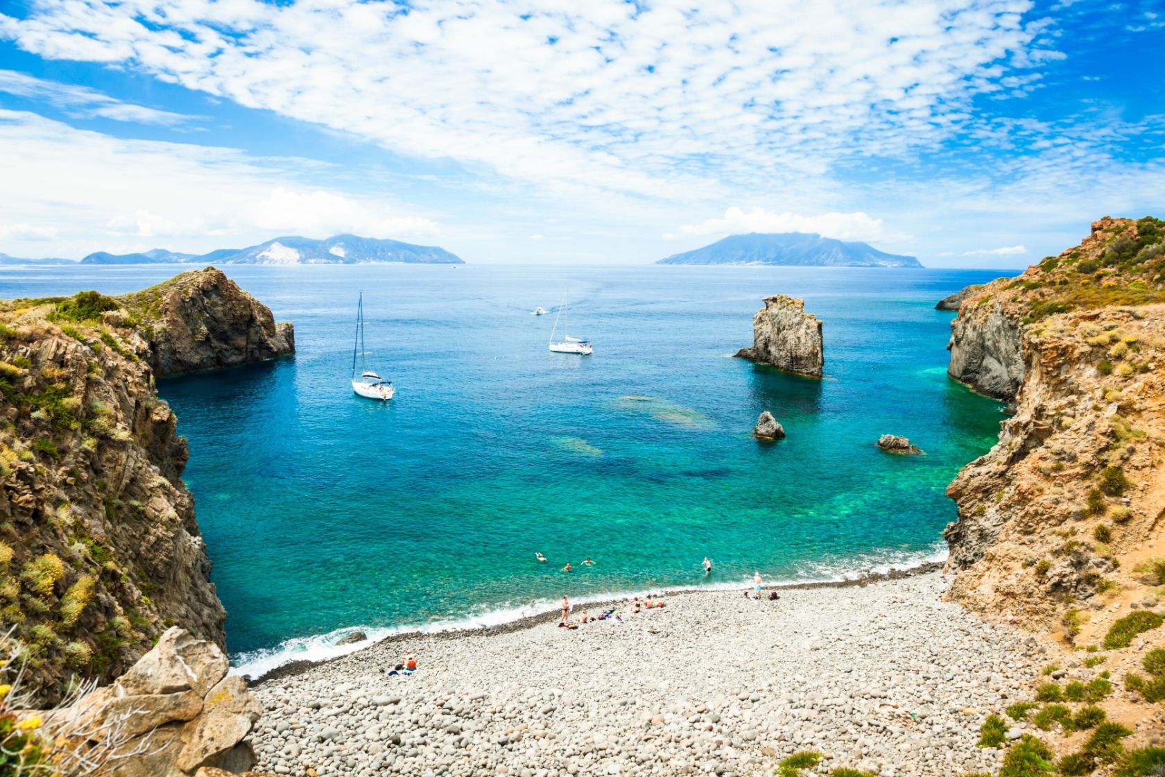 Eine der exklusiven Buchten von Panarea, im Hintergrund sind Lipari und Salina zu sehen