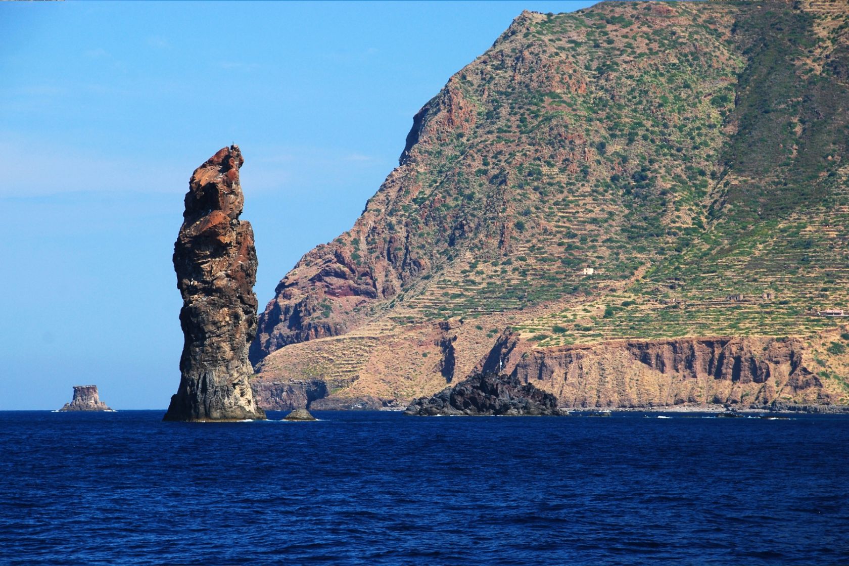 La Canna ragt vor der Insel Filicudi auf