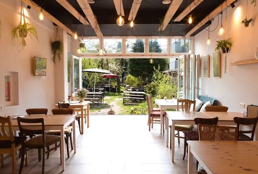Das gemütlich hergerichtete Café bietet bei gutem Wetter einen sonnigen Außenbereich im Garten des Grundstücks