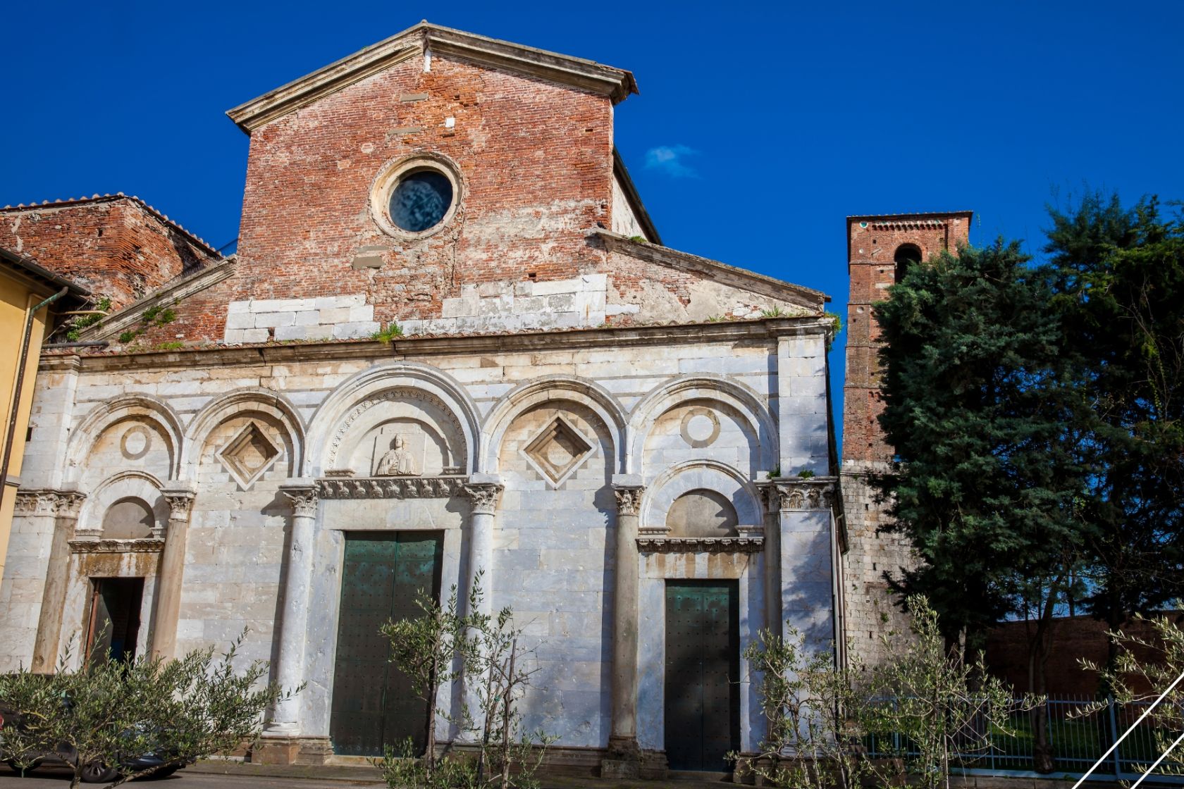Auch die Kirche San Michele degli Scalzi in Pisa weist eine deutliche Neigung auf