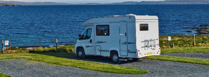 Ein Wohnmobil an der Küste