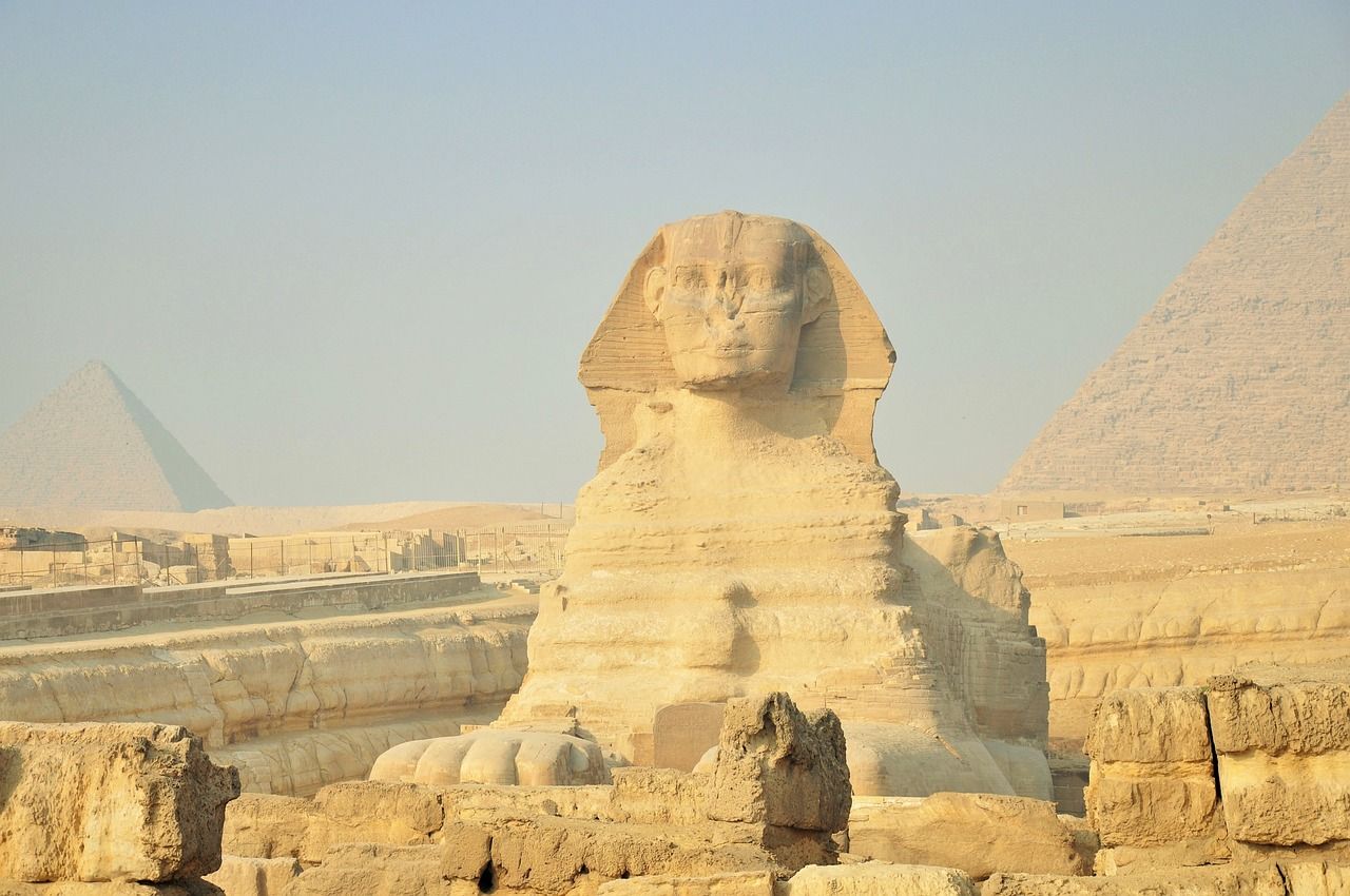 Die Sphinx wacht über die Pyramiden von Gizeh